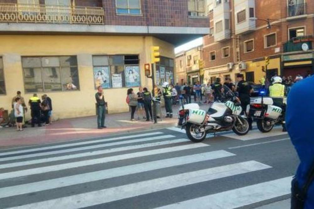 HAOS I PANIKA U SARAGOSI: Auto se popeo na TROTOAR i GAZIO LJUDE!