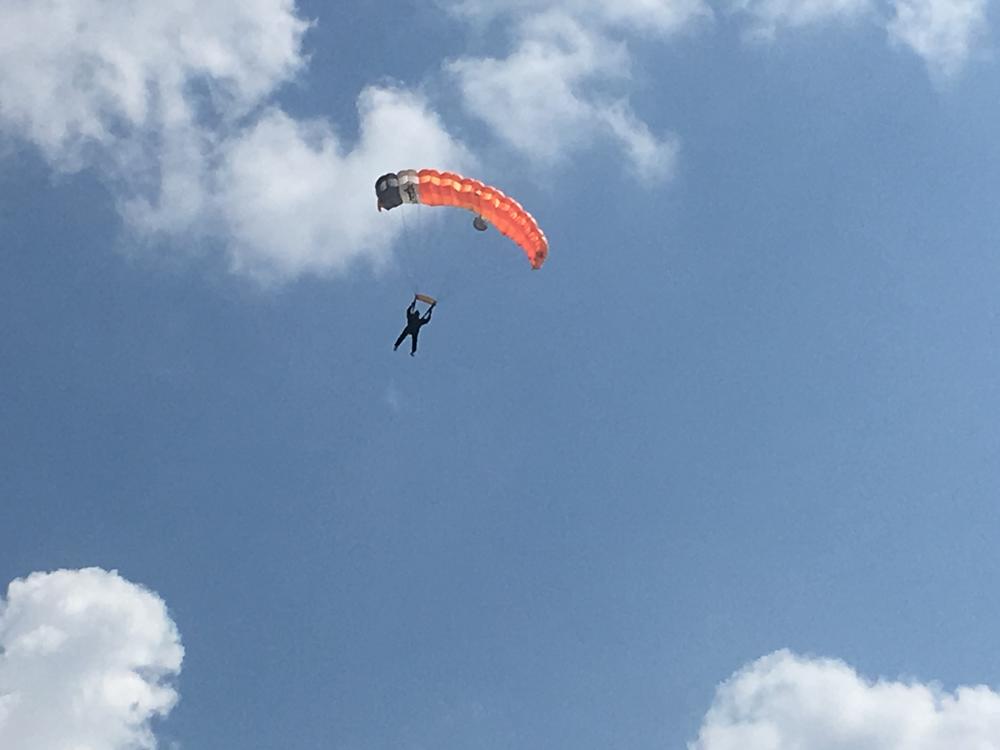 Padobranac kao iznenađenje za posetioce  