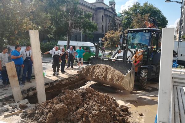 DALJE, BOGAMI, NEĆETE MOĆI! Kolaps u Kosovskoj ulici, zbog radova otežan saobraćaj, VOZAČI TRUBE U KOLONI BEZ KRAJA (FOTO)