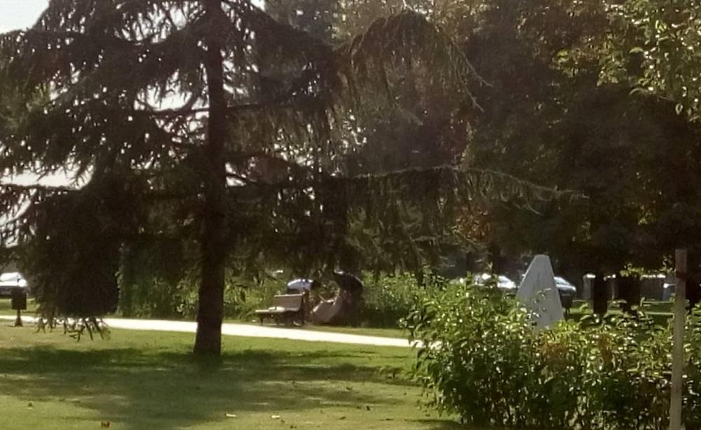 Policija odnosi sumnjive torbe  