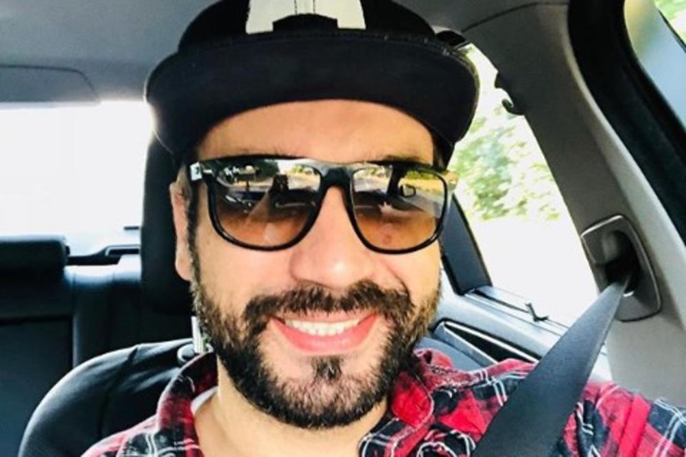 Svi ga upoređuju sa SLOBOM, devojke za njim UZDIŠU, a u Zadruzi 2 će lomiti srca! Ovaj pevač se useljava na imanje u Šimanovcima? (FOTO)