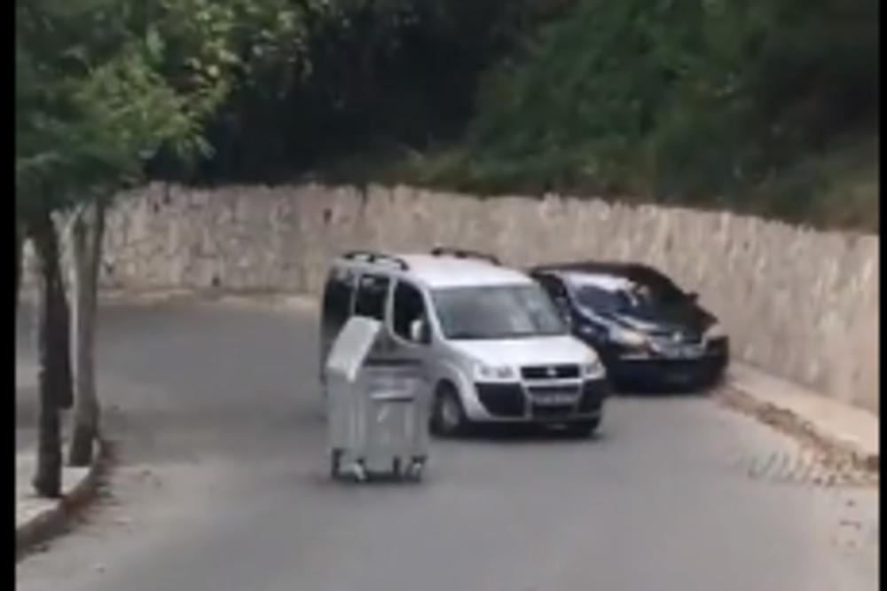 KONTEJNER NAPAO DVA AUTOMOBILA: Morate ovo da vidite svojim očima! (VIDEO)
