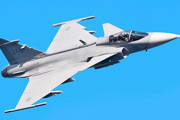 SRUŠIO SE ŠVEDSKI GRIPEN: Havarija na jugu Skandinavije, avion se SUDARIO SA PTICOM!