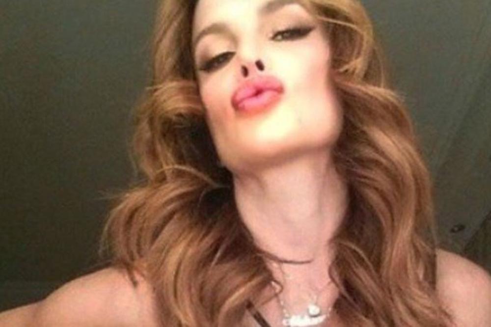 MLADE DEVOJKE KOPIRAJU SEVERINU U VRELIM POZAMA: Ana se potrudila da liči na nju, pa se osramotila! (FOTO)