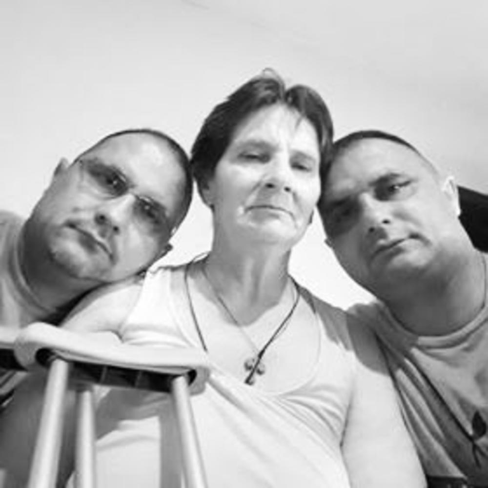 Žive sa starom i bolesnom majkom  