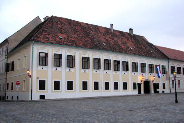 NOVINARKA ISTRESLA KOFU IZMETA NA ZGRADU VLADE: Policija je odmah uhvatila i uvela unutra! (FOTO)