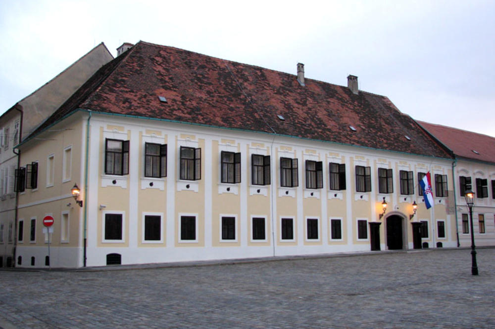 NOVINARKA ISTRESLA KOFU IZMETA NA ZGRADU VLADE: Policija je odmah uhvatila i uvela unutra! (FOTO)