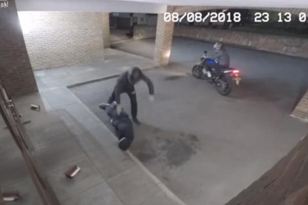 HTEO JE DA RAZBIJE STAKLO CIGLOM, ali je pogodio kolegu lopova DIREKTNO U GLAVU! (VIDEO)