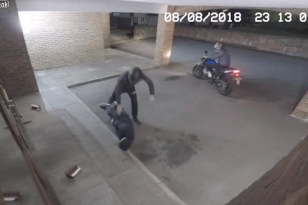 HTEO JE DA RAZBIJE STAKLO CIGLOM, ali je pogodio kolegu lopova DIREKTNO U GLAVU! (VIDEO)