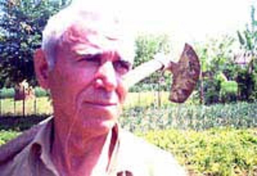 Đorđe Martinović ispred svoje bašte  