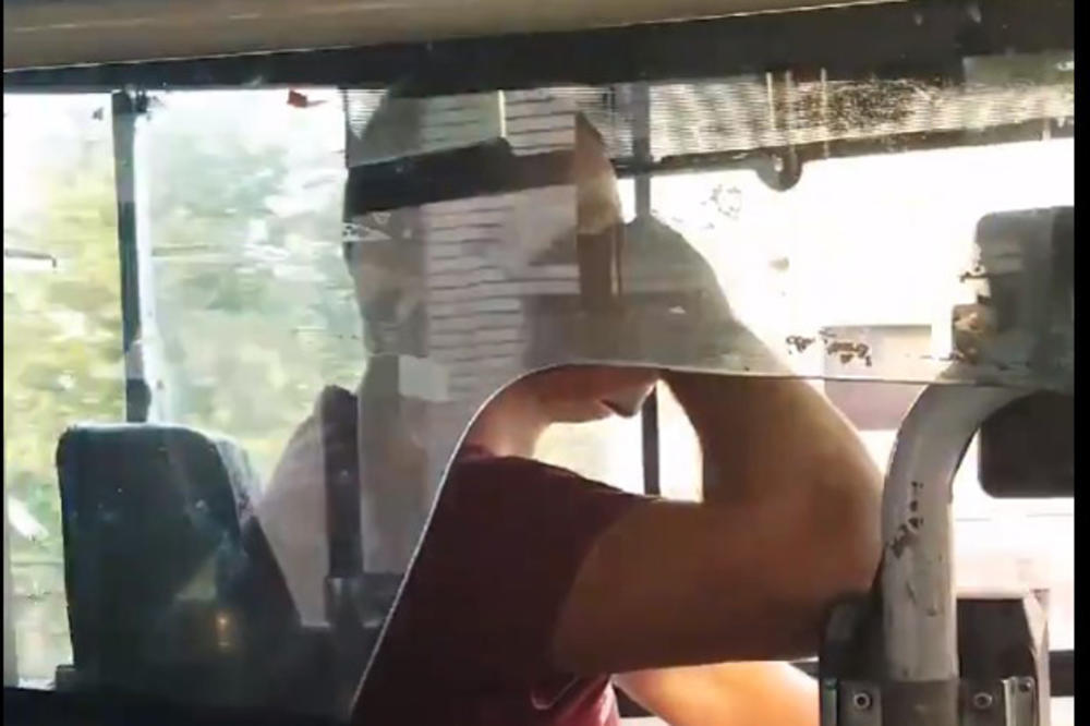 MALO PRIČA TELEFONOM, MALO KOPA NOS! Vozač GSP snimljen u najbahatijoj vožnji trole IKAD! (VIDEO)