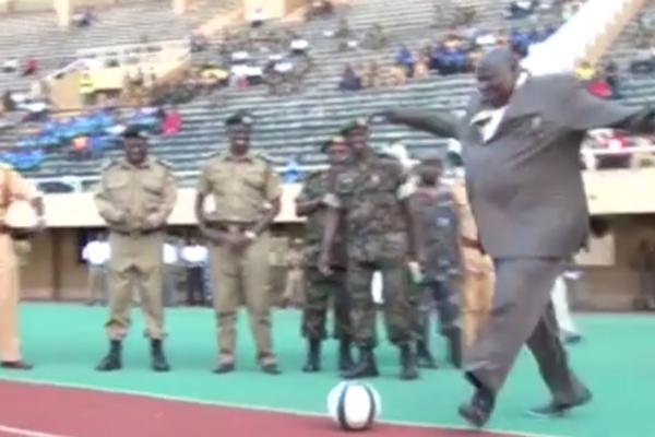 ZAMENIK PREMIJERA UGANDE ŠUTNUO JE LOPTU, PA PAO, ZEMLJA SE TRESLA! Ali pogledajte samo reakciju ljudi iza njega (VIDEO)