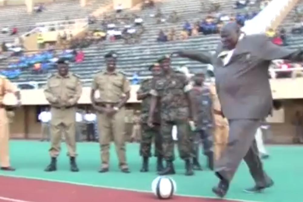 ZAMENIK PREMIJERA UGANDE ŠUTNUO JE LOPTU, PA PAO, ZEMLJA SE TRESLA! Ali pogledajte samo reakciju ljudi iza njega (VIDEO)