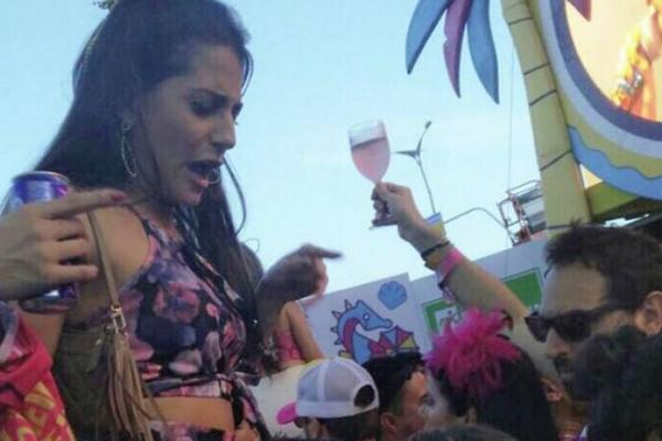 KAKAV GAD! Devojka mu se popela na leđa, a kad je pogledala dole, videla je nešto OGAVNO! (FOTO)