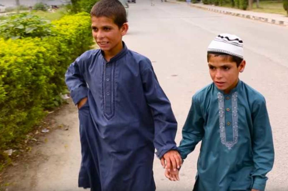 GORE OD NAJGOREG PROKLETSTVA: Ovi dečaci su DANJU AKTIVNI i izgledaju obično, ali noću se pretvaraju u nešto što NIJEDAN doktor ne može da objasni! (VIDEO)