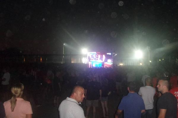 Pale se baklje, ceo Topčider gori, bubnjevi tutnje i pesma se ori... UEFA može samo da gleda i plače! (VIDEO)