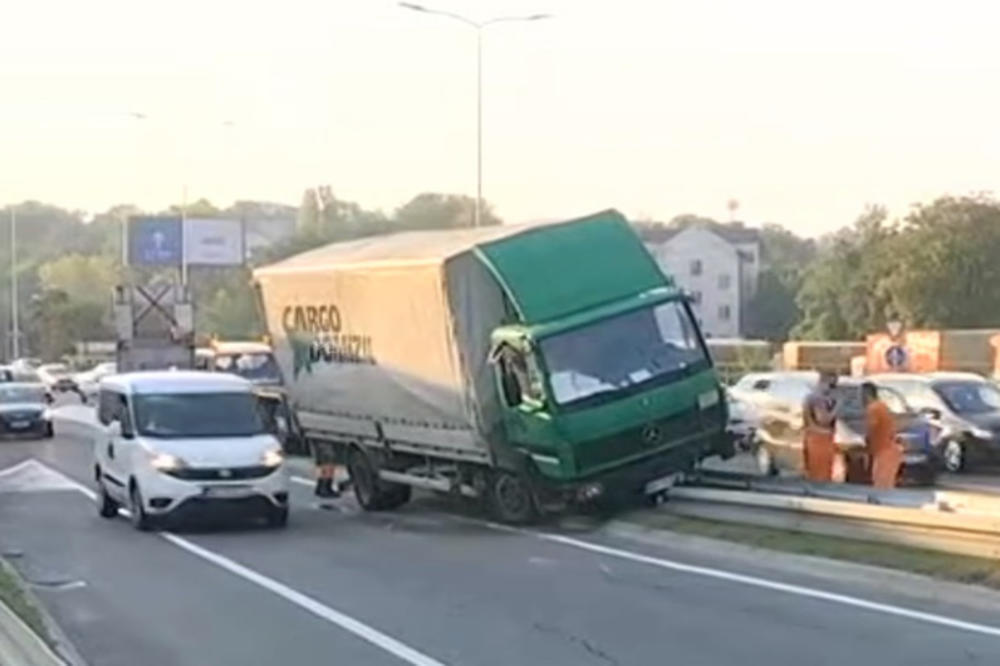 Kamion se nasukao na ogradu kod Mostarske petlje?! NEVEROVATNA SCENA U CENTRU BEOGRADA, OVO SE RETKO VIĐA