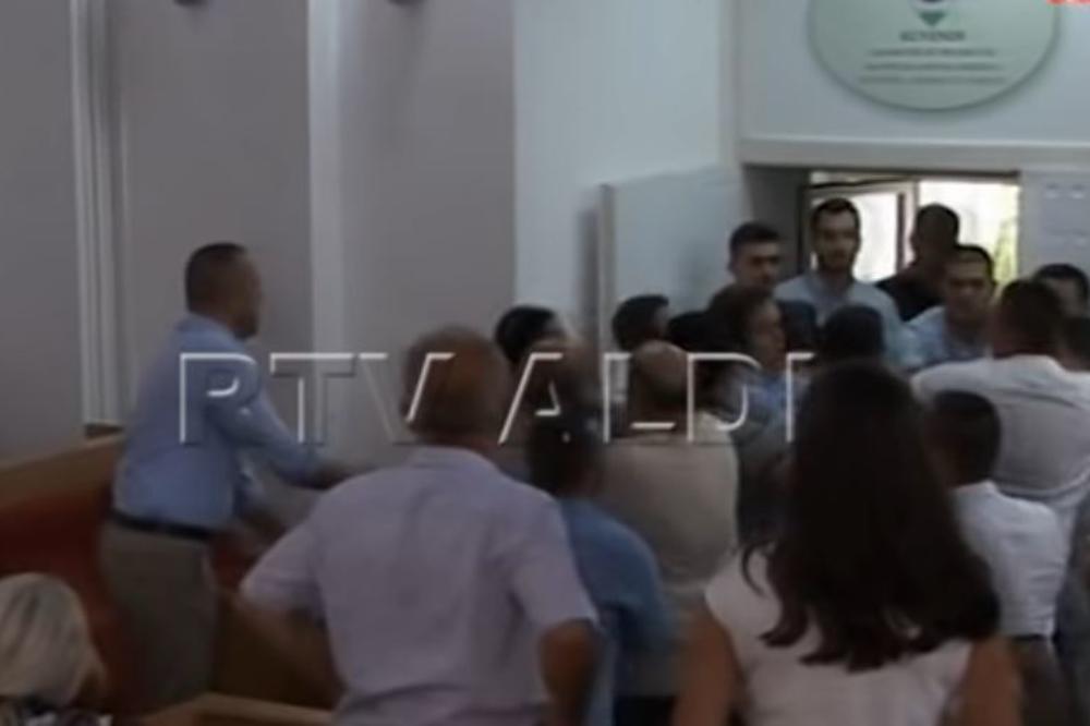 SEVALE PESNICE U SKUPŠTINI PREŠEVA: U tuči učestvovalo više odbornika, bio je pravi HAOS! (FOTO) (VIDEO)