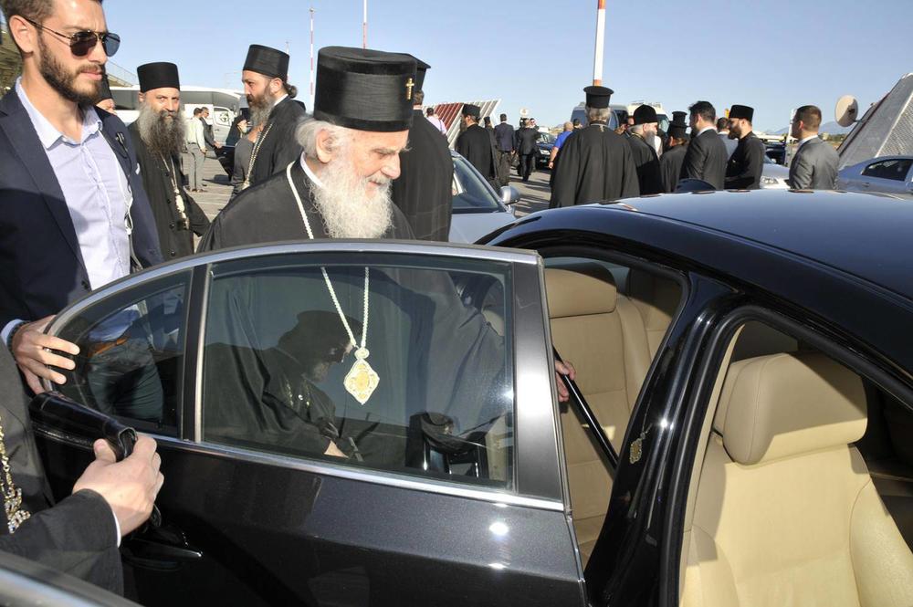 Patrijarh ulazi u svoj automobil  