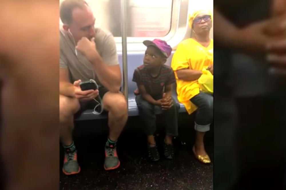 Dečak je zurio u telefon muškarca, a onda se desilo nešto što je u SRBIJI nezamislivo! (VIDEO)