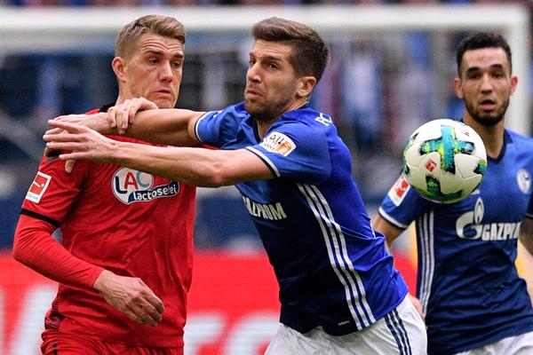 VAR poslao Nastasića na tuširanje: Srbin pocrveneo na startu Bundeslige! (VIDEO)