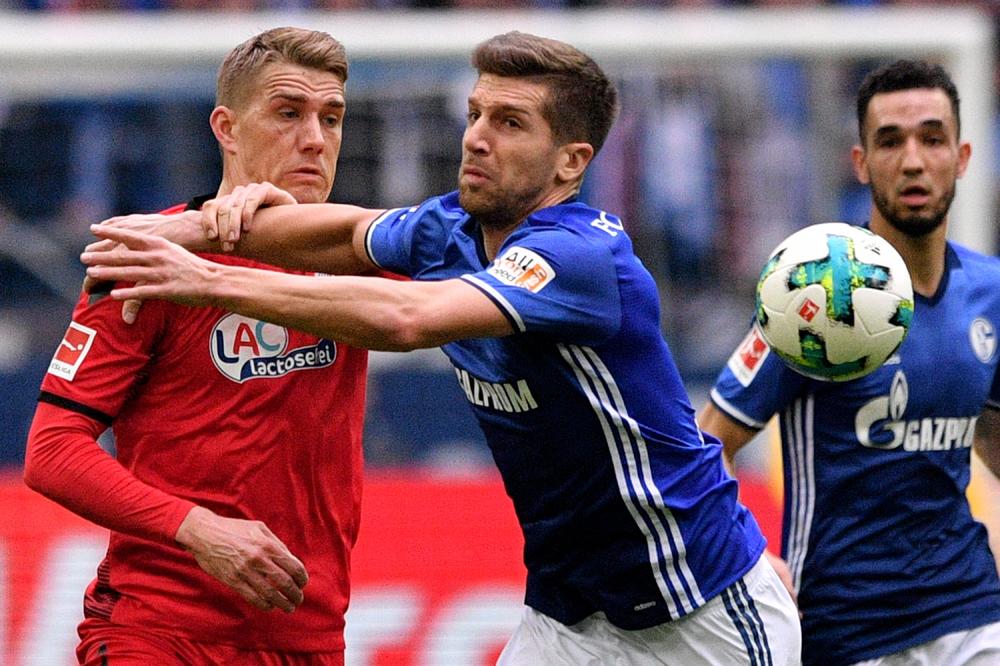 VAR poslao Nastasića na tuširanje: Srbin pocrveneo na startu Bundeslige! (VIDEO)