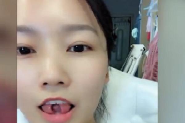 ŠTA TO RADIŠ SA JEZIKOM, CRNA DEVOJKO? Ljudi kao hipnotisani gledaju ovaj snimak! (VIDEO)