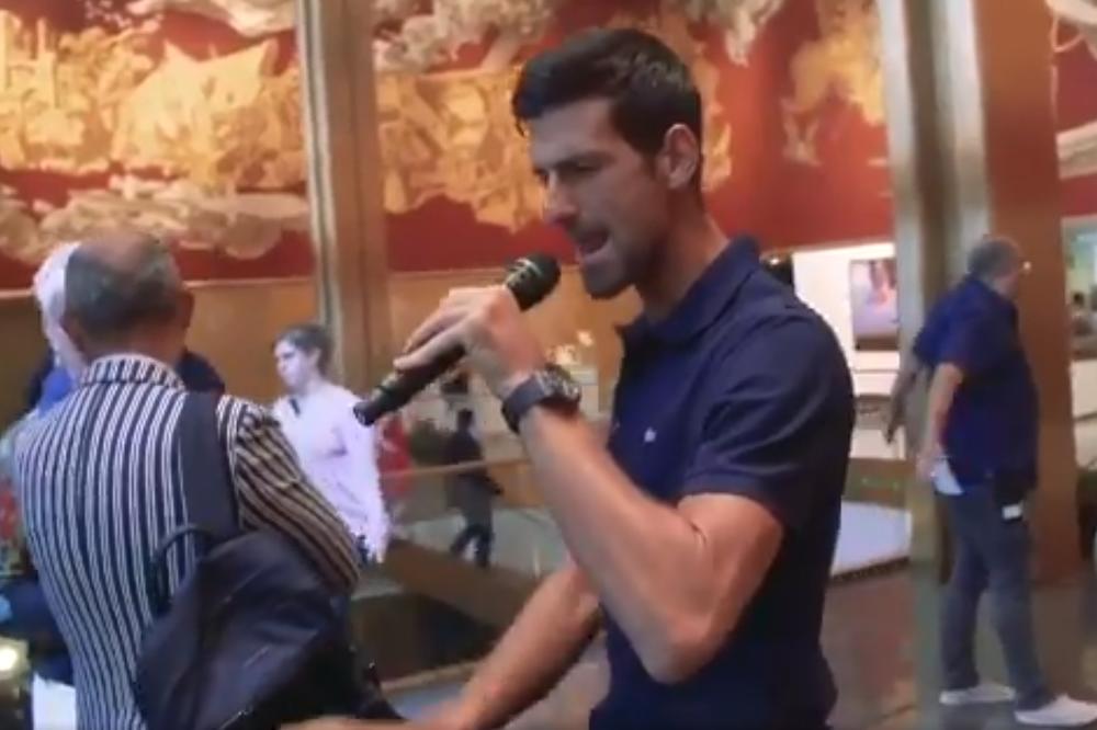 PRAVI ŠOUMEN: Novak Đoković uzeo mikrofon u ruke i odmah napravio atmosferu! (VIDEO)