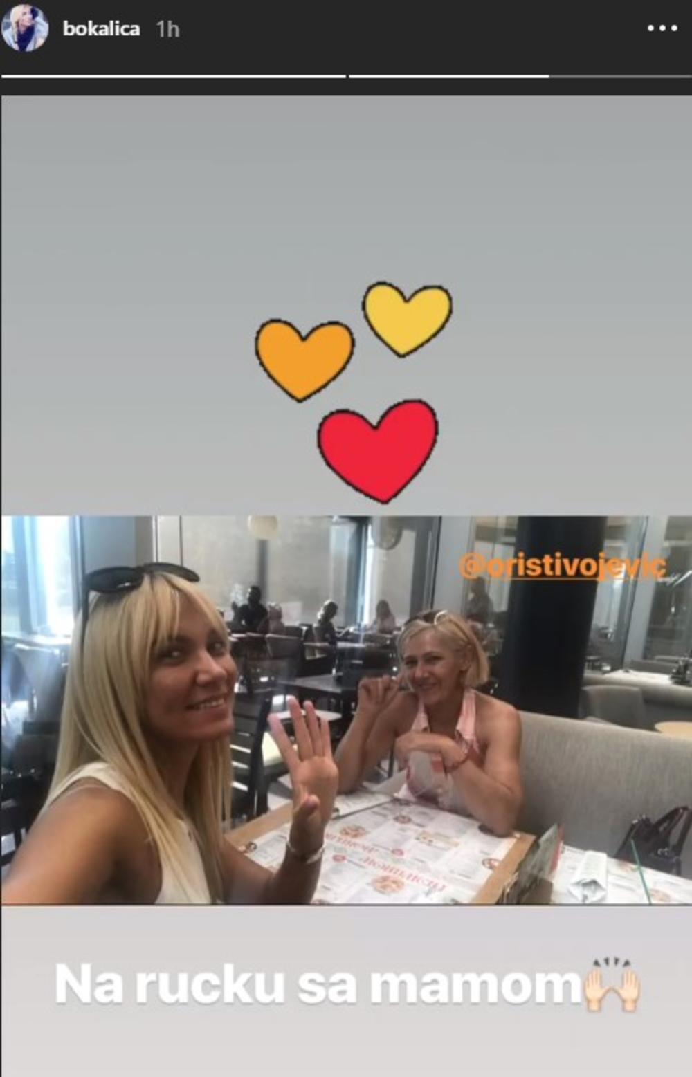 Bojana u društvu sa svojom majkom  