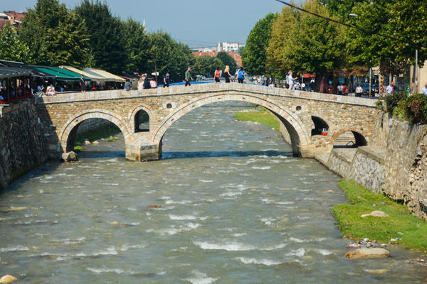 ALBANCI KRILI ARSENAL ORUŽJA U KUĆI: Uhapšeno četvoro njih u Prizrenu! Nađeni pištolji, puške, granate...
