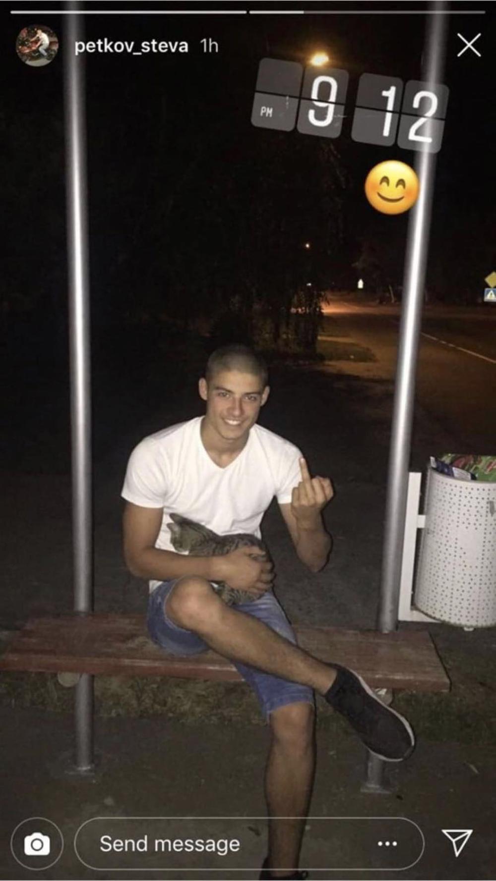 Steva Petkov sa mačkom  