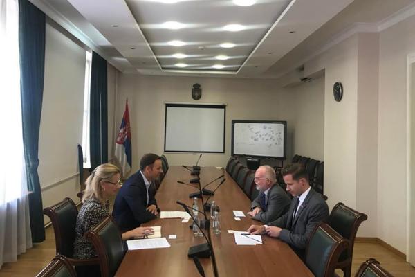 RAZGOVARALI O BUDUĆOJ SARADNJI I DALJEM NAPRETKU: Ministar Siniša Mali se sastao sa ambasadorom Velike Britanije!