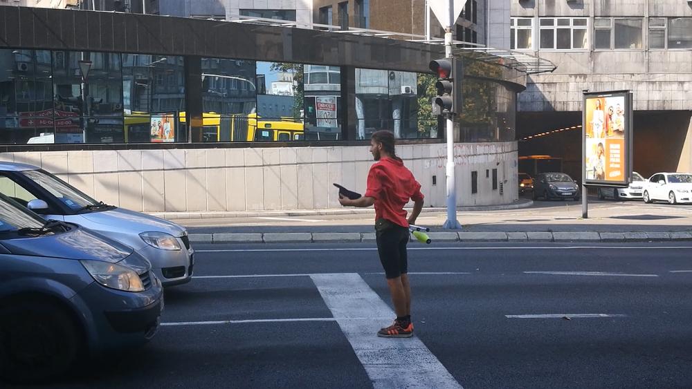 Luka Petković zarađuje za školovanje tako što žonglira u srcu prestonice  