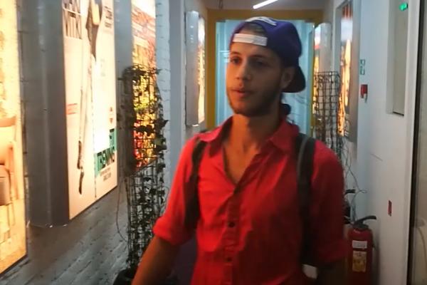 U REDAKCIJU NAM JE UPAO ŽONGLER LUKA! Mislili smo da će izvesti performans čunjevima ali... S naših stolova UZEO ONO OD ČEGA SE NE RAZDVAJAMO I HAOS JE POČEO! (VIDEO)