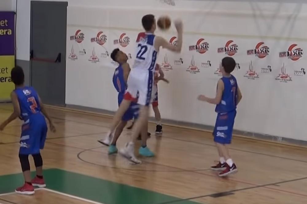 BOBI MARJANOVIĆ ODLAZI U ISTORIJU! Ovaj klinac ima 12 godina, 213 cm, a kada igra sa vršnjacima, to deluje smešno! (VIDEO)