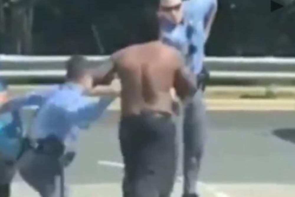 ON SAM, A ŠESTORICA POLICAJACA: Snimak ove tuče je postao VIRALAN! (VIDEO)
