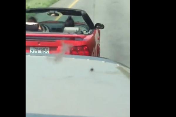 KAMIONDŽIJA JE SNIMAO DVE DEVOJKE U CRVENOM KABRIOLETU: A onda su one uradile nešto zbog čega mu je ISPAO VOLAN IZ RUKU! (VIDEO)