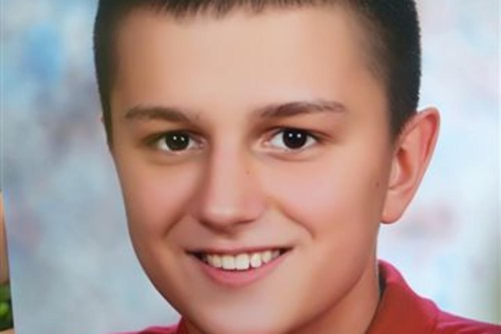 ŽELIM DA LETIM, MOŽEŠ LI DA ME POVEDEŠ DALEKO... Pesma na sahrani dečaka iz Novog Sada KIDA DUŠU, a ono što su mu drugari ubacili u grob TERA NA PLAČ!