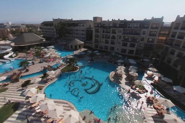 U RAZMAKU OD NEKOLIKO SATI MAJKA I OTAC JOJ UMRLI NA RUKAMA: Masovno trovanje u hotelu s pet zvezdica u Hurgadi,  40 ljudi u teškom stanju!