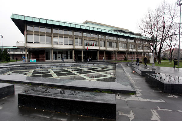 DRAMA U CENTRU BEOGRADA, PROLAZNICI TVRDE DA SU ČULI EKSPLOZIJU: Vatrogasci i hitna odmah upućeni u Narodnu biblioteku!