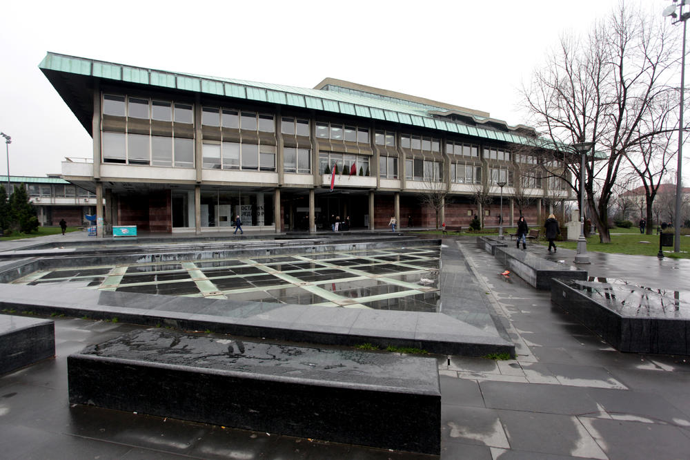 DRAMA U CENTRU BEOGRADA, PROLAZNICI TVRDE DA SU ČULI EKSPLOZIJU: Vatrogasci i hitna odmah upućeni u Narodnu biblioteku!