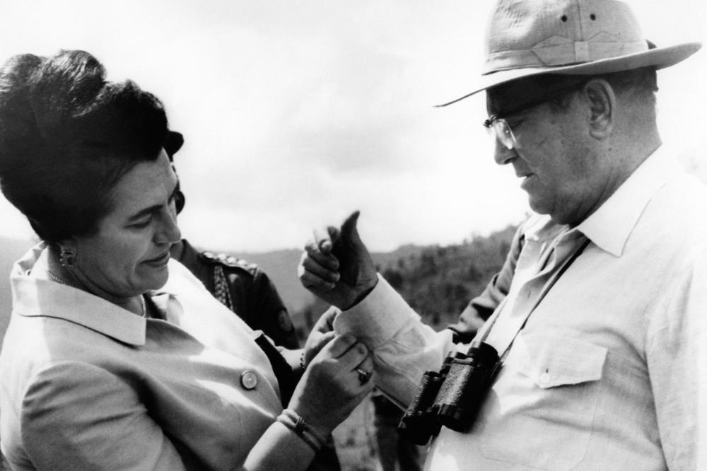 TAJNA JOVANKINOG NAKITA NAJBOLJE JE ČUVANA U SFRJ! Niko ne zna gde su dragulji Titove žene vredni 1,5 milion dolara. Da li su u zemlju propali?