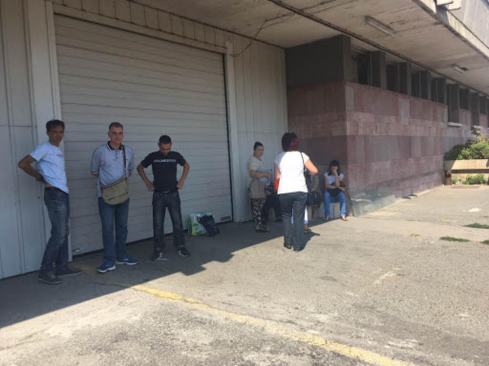 Uplakani ljudi ispred biblioteke  