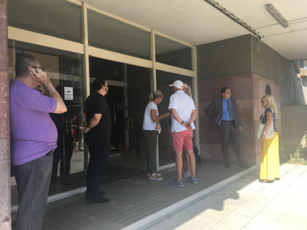 Uplakani ljudi ispred biblioteke    