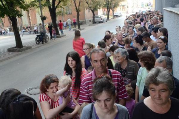 KAD TE BEDA I GLAD NATERAJU: U Jagodini NEPREGLEDNI REDOVI za Palminu milostinju od 20 evra! (FOTO)