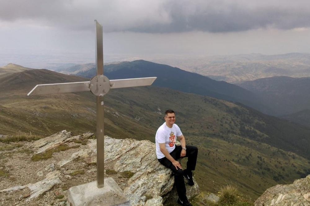 SRBINE, STANI, OVDE LEŽE ONI: Jeremić se popeo na KAJMAKČALAN, pa citirao velikog srpskog pesnika (FOTO)