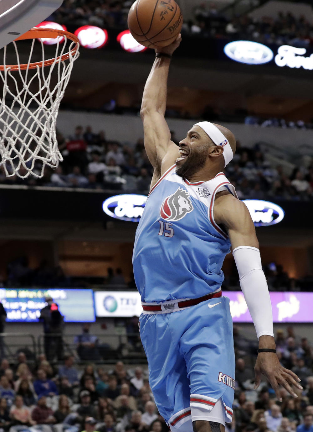 Vins karter idalje sa osmehom dok kažnjava obruče!