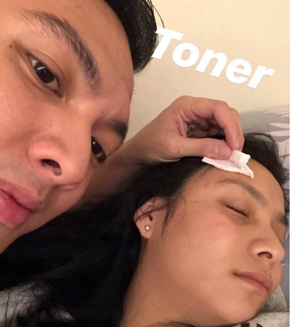 Prvo joj je naneo toner na lice  