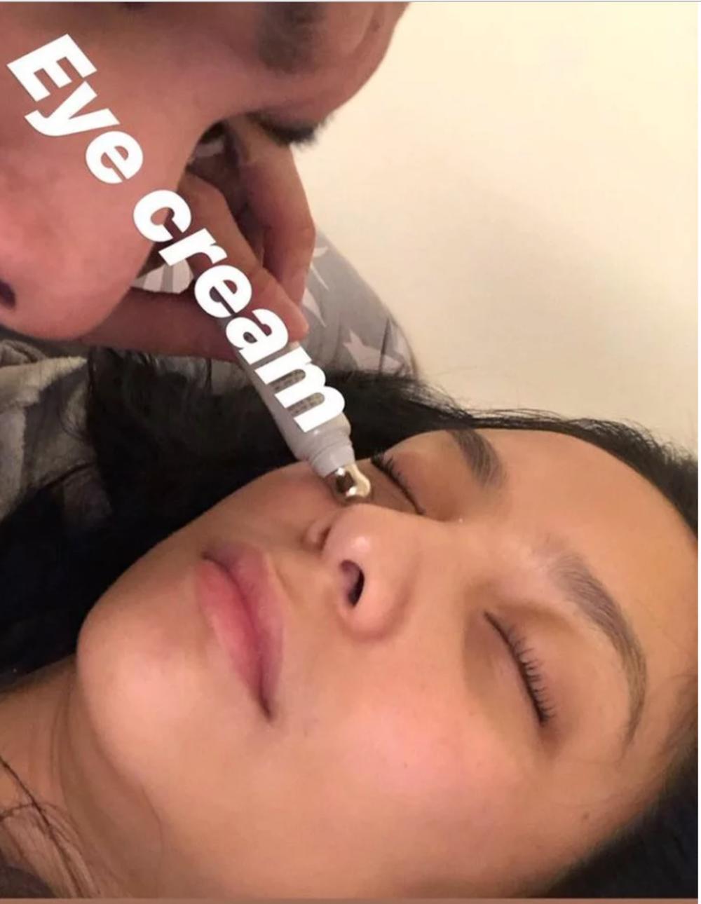 Namazao joj je kremu oko očiju 