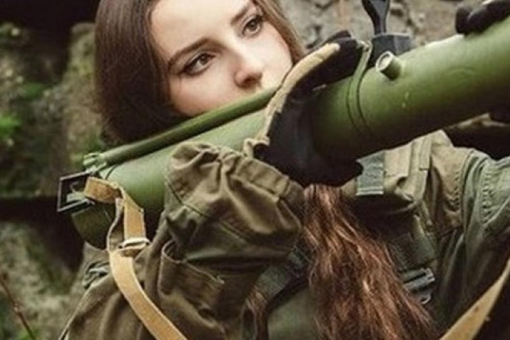 ONA JE NAJLEPŠA ŽENA VOJNIK NA SVETU! Ruskinja u uniformi pleni poglede, a tek kada se skine... (FOTO)